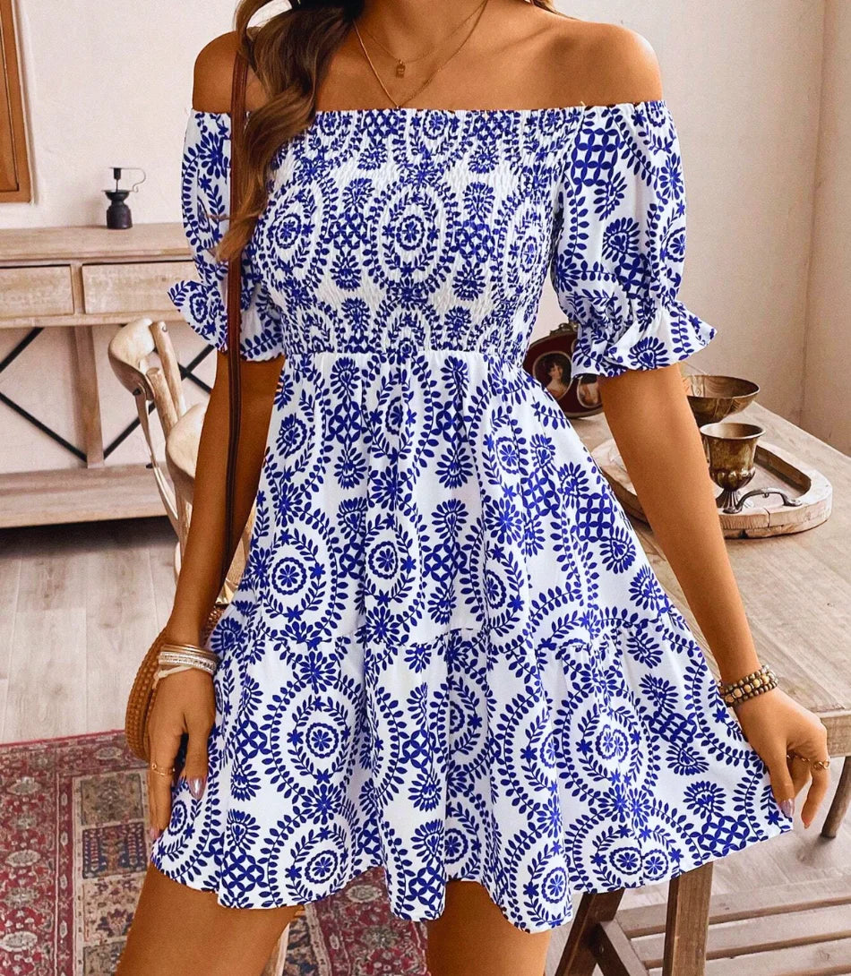 Vestido Boho Curto Feminino Ombro a Ombro com estampa floral e mangas bufantes, ideal para o verão.