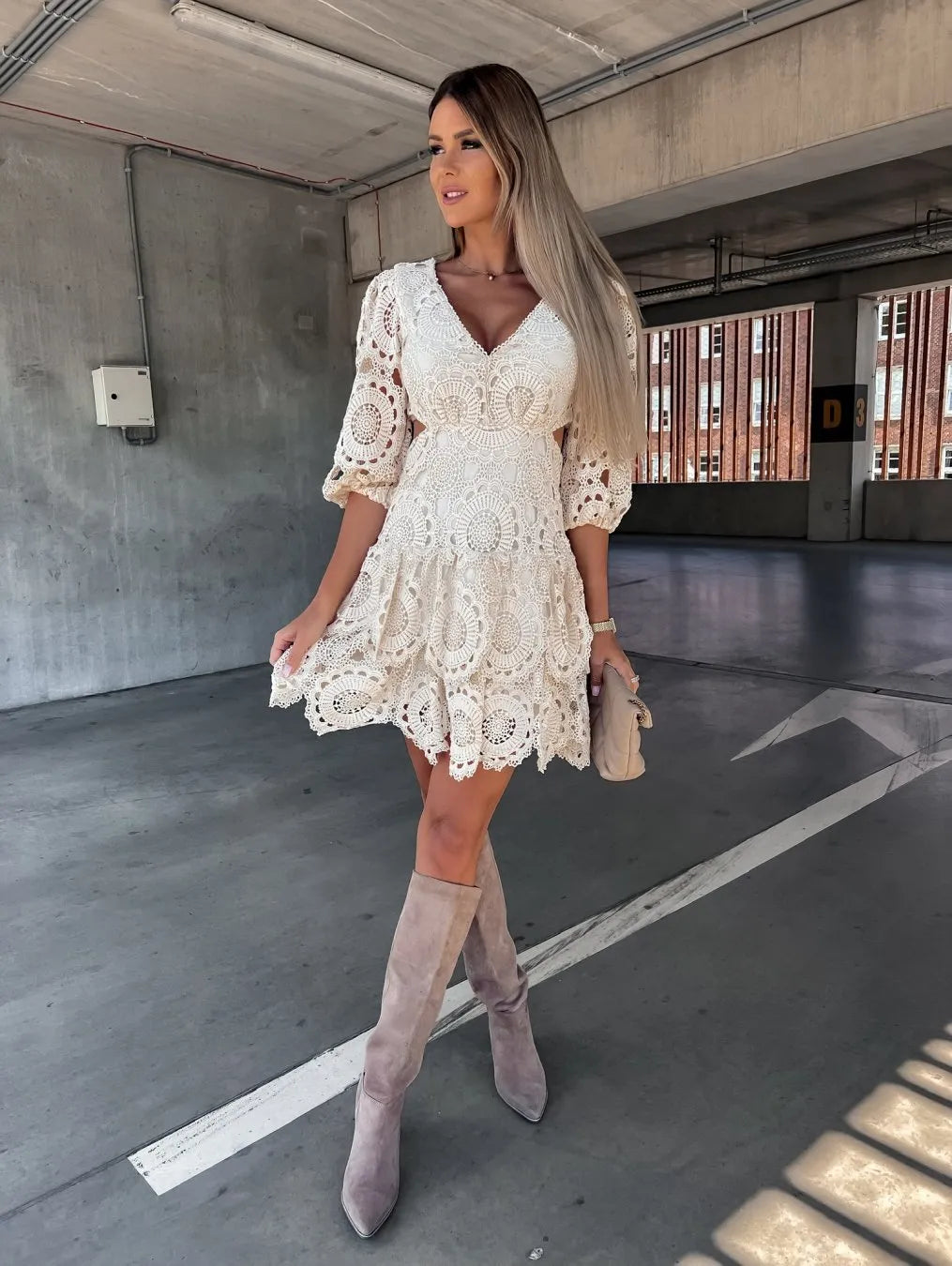 Vestido branco de renda decote em V - Perfeito para noites especiais ou ocasiões casuais. Compre agora e arrase no visual!