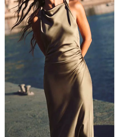 Imagem do Vestido Feminino Cetim Midi Elegante com decote drapeado, costas abertas e caimento fluido, ideal para eventos sofisticados.