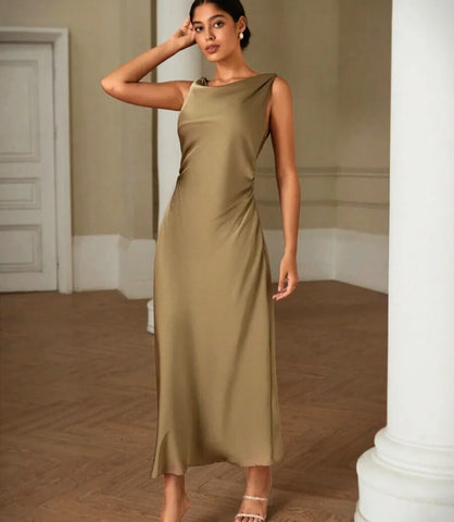 Imagem do Vestido Feminino Cetim Midi Elegante com decote drapeado, costas abertas e caimento fluido, ideal para eventos sofisticados.