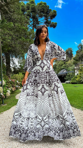 Vestido longo boho floral feminino com decote em V, mangas delicadas e modelagem fluida, ideal para eventos casuais e dias quentes.