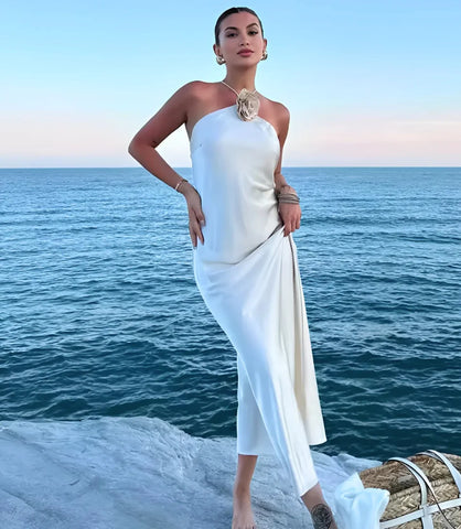 Vestido longo de cetim halter feminino com detalhe de flor, ideal para eventos formais e elegantes.