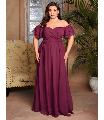 Vestido longo plus size elegante em chiffon, com decote ombro a ombro, babados nas mangas e busto drapeado, perfeito para festas formais. Marsala