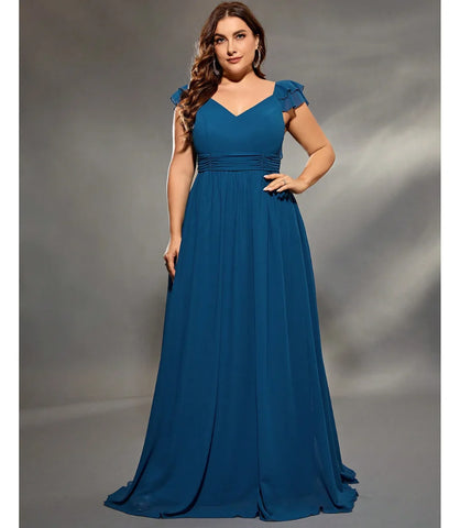 Vestido longo plus size de chiffon com decote V, babados delicados e design fluido, perfeito para eventos formais como casamentos e festas.