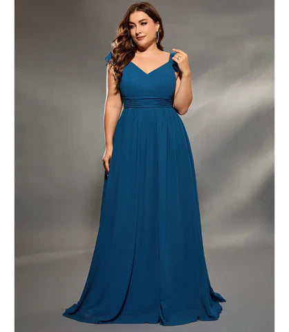 Vestido longo plus size de chiffon com decote V, babados delicados e design fluido, perfeito para eventos formais como casamentos e festas. AZUL