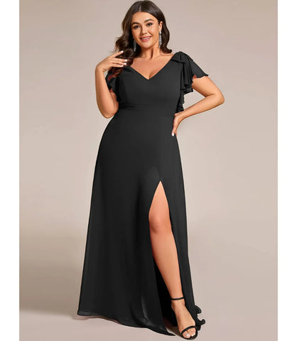 Vestido longo de festa plus size com fenda e mangas ruffle em chiffon leve, ideal para eventos formais e casamentos. Cor Preto