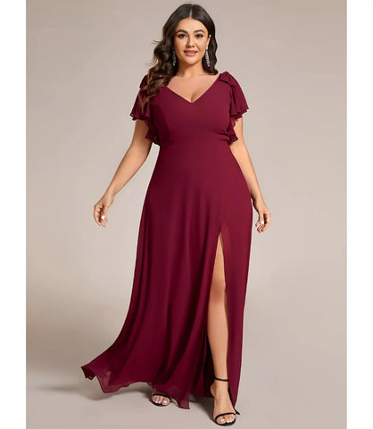 Vestido longo de festa plus size com fenda e mangas ruffle em chiffon leve, ideal para eventos formais e casamentos. Cor Vinho