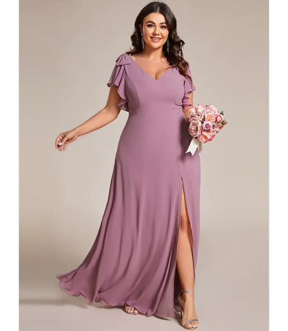 Vestido longo de festa plus size com fenda e mangas ruffle em chiffon leve, ideal para eventos formais e casamentos. Cor Rosa