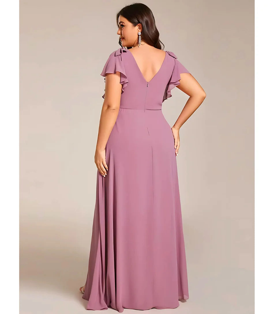 Vestido longo de festa plus size com fenda e mangas ruffle em chiffon leve, ideal para eventos formais e casamentos. Cor Rosa