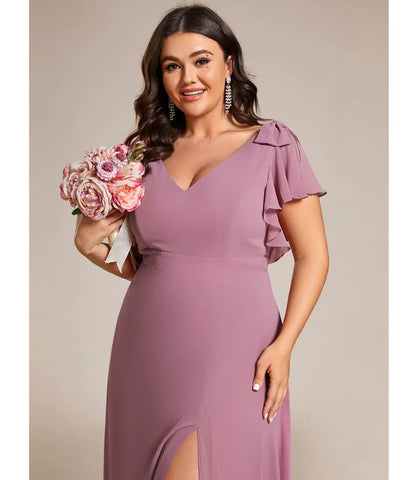 Vestido longo de festa plus size com fenda e mangas ruffle em chiffon leve, ideal para eventos formais e casamentos. Cor Rosa