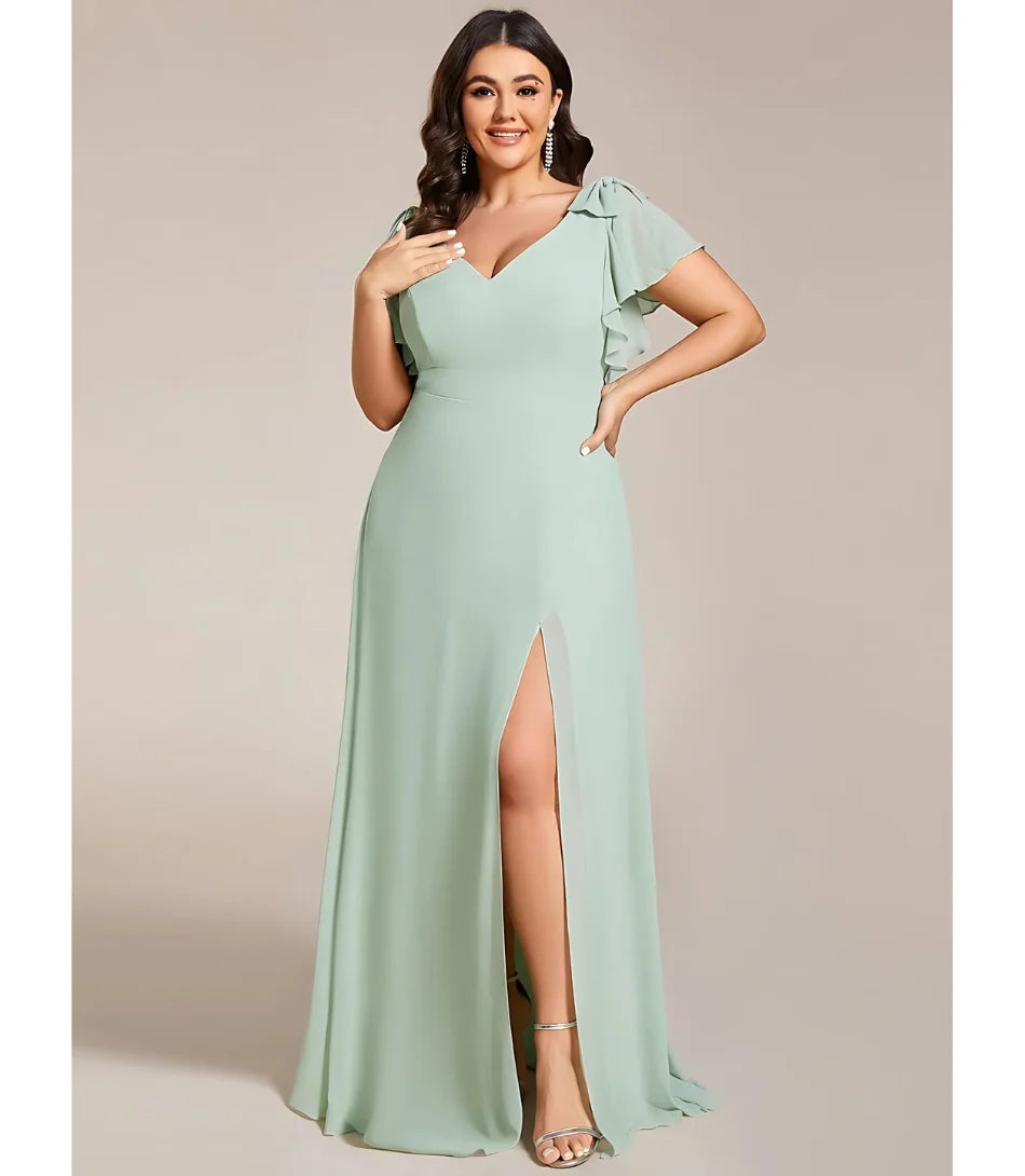 Vestido longo de festa plus size com fenda e mangas ruffle em chiffon leve, ideal para eventos formais e casamentos. Cor Verde