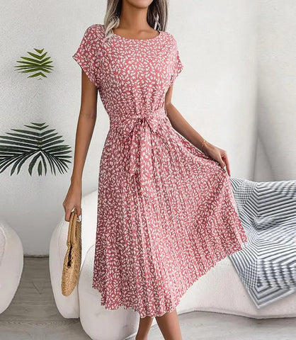 Vestido midi plissado boho floral feminino com cinto ajustável, estampa delicada e design elegante.