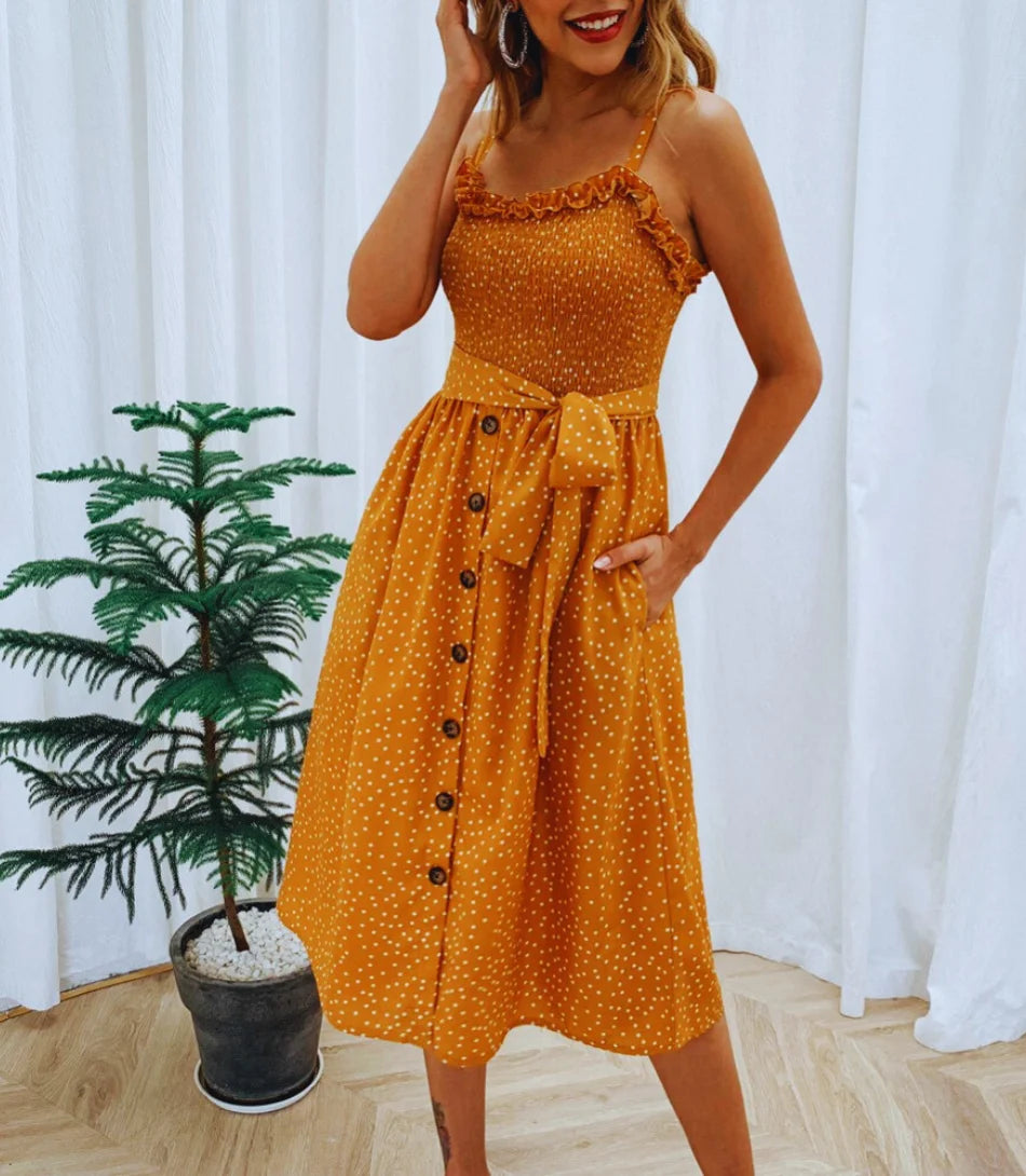 Vestido Hippie Plissado Midi com alças finas, padrão de bolinhas, e botões decorativos.