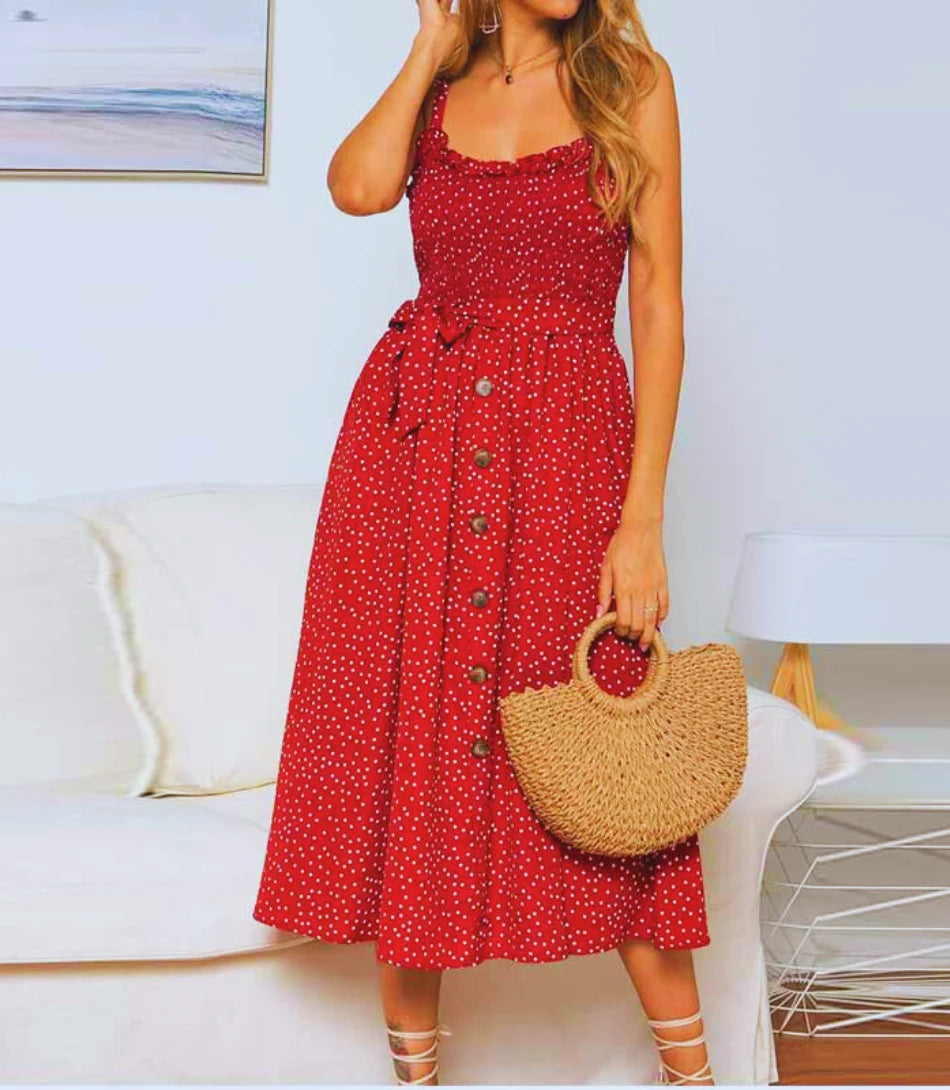 Vestido Hippie Plissado Midi com alças finas, padrão de bolinhas, e botões decorativos.