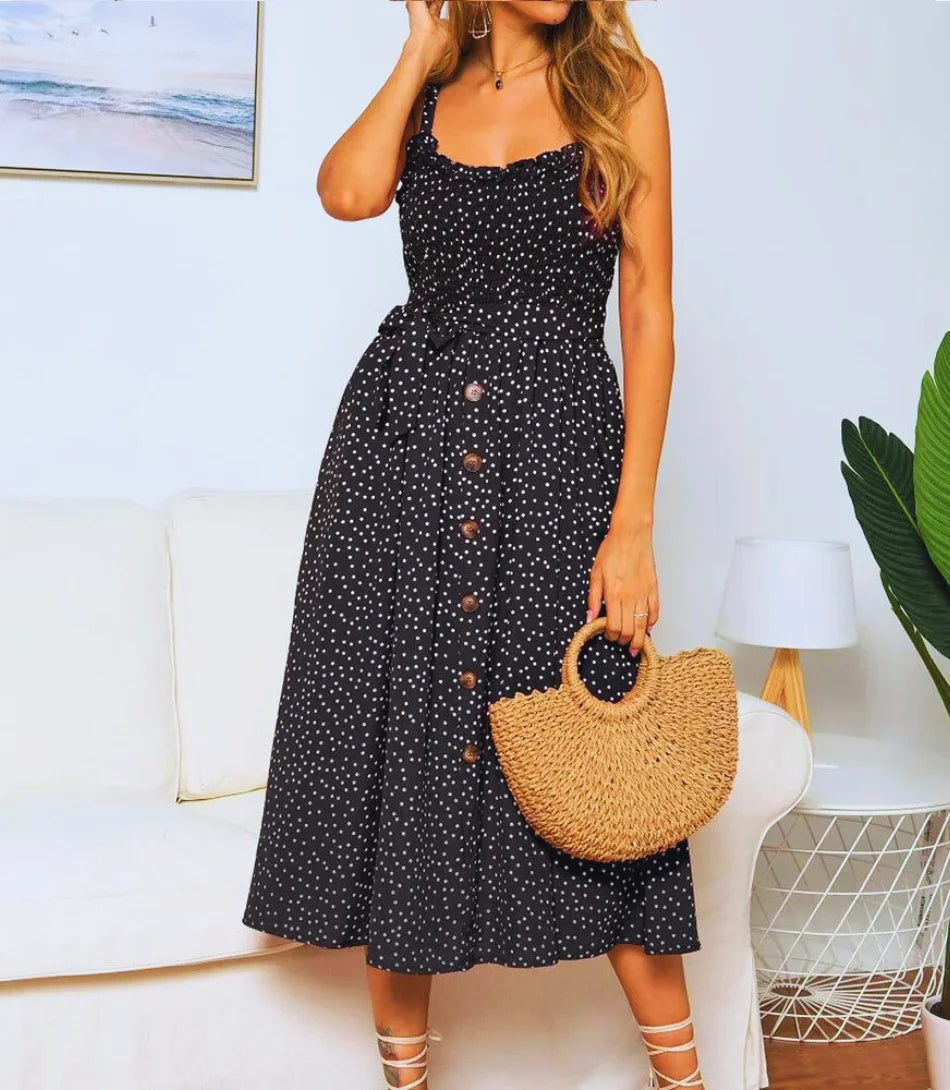 Vestido Hippie Plissado Midi com alças finas, padrão de bolinhas, e botões decorativos.