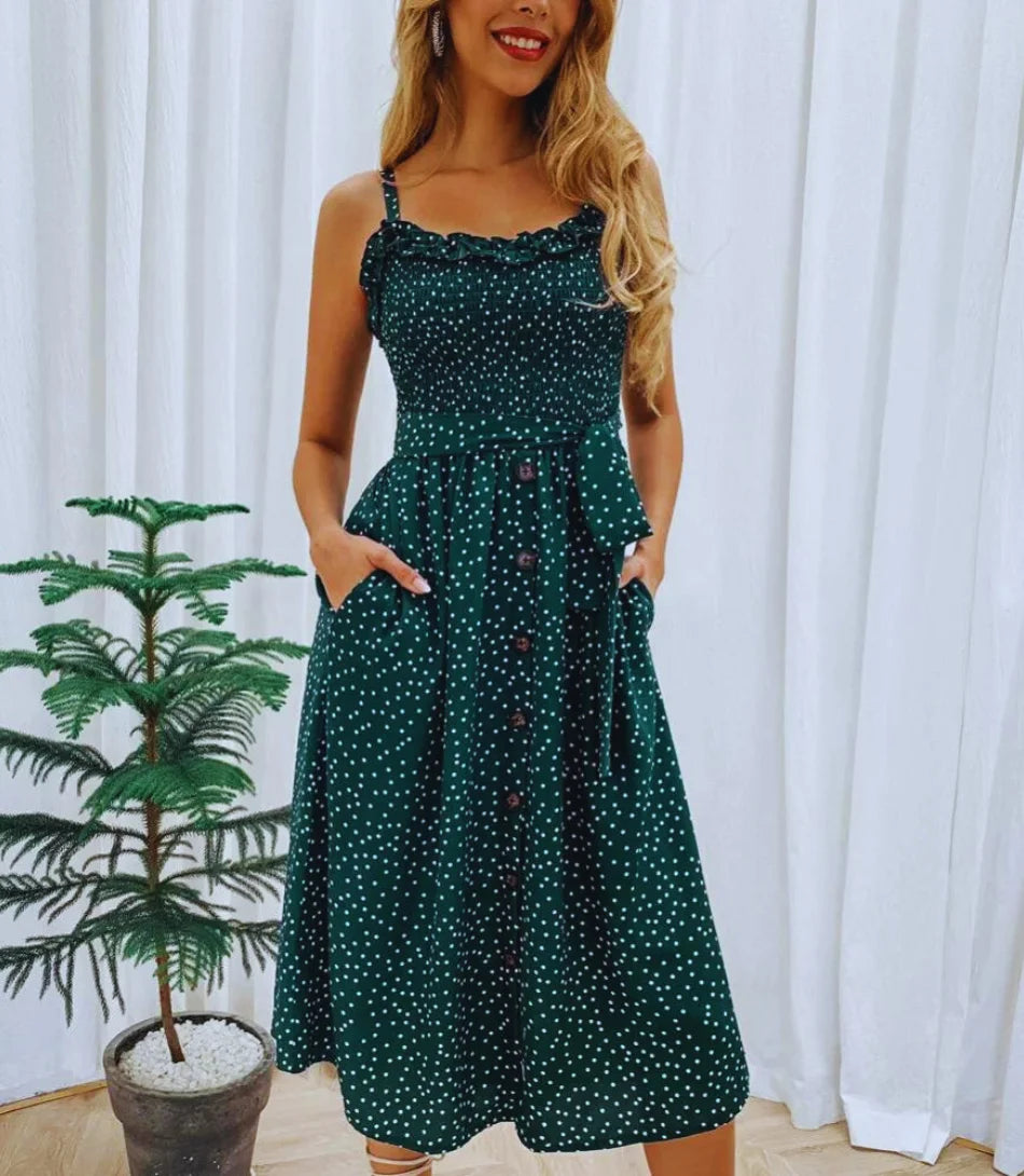 Vestido Hippie Plissado Midi com alças finas, padrão de bolinhas, e botões decorativos.