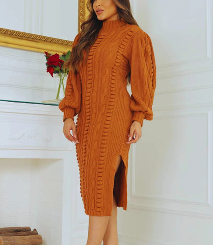 vestido longo de modal canelado com gola alta, mangas lanterna e fenda lateral, ideal para climas frios.