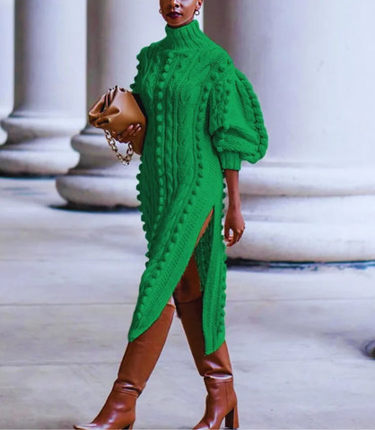 vestido longo de modal canelado com gola alta, mangas lanterna e fenda lateral, ideal para climas frios.