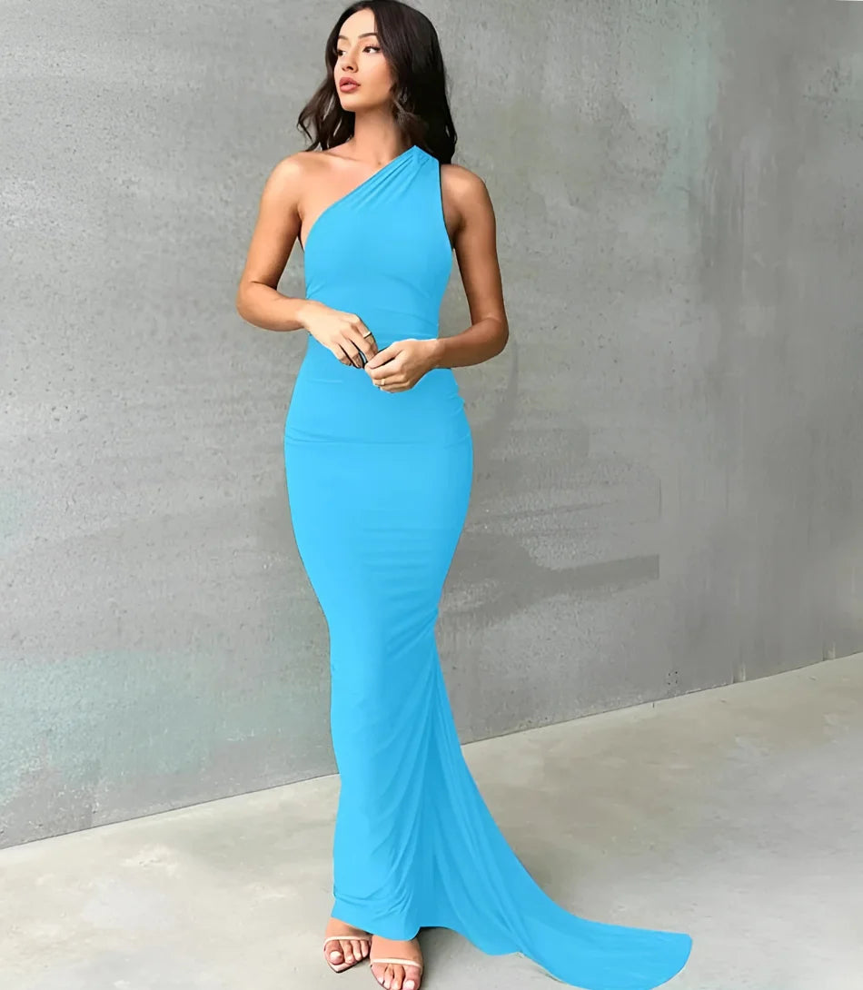 Vestido longo de festa ombro só com fenda e drapeado, elegância para casamentos e formaturas. Disponível na loja Anellimn&nbsp; com caimento impecável.