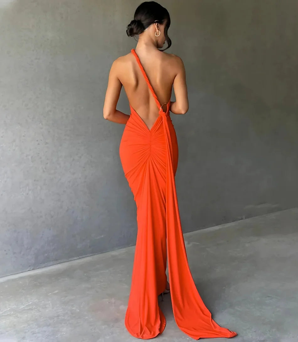 Vestido longo de festa ombro só com fenda e drapeado, elegância para casamentos e formaturas. Disponível na loja Anellimn&nbsp; com caimento impecável.