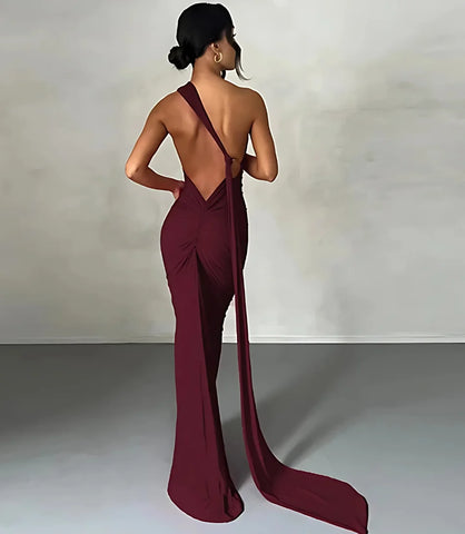 Vestido longo de festa ombro só com fenda e drapeado, elegância para casamentos e formaturas. Disponível na loja Anellimn&nbsp; com caimento impecável.