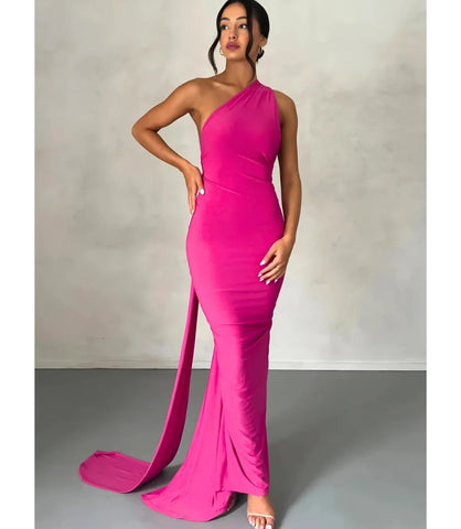 Vestido longo de festa ombro só com fenda e drapeado, elegância para casamentos e formaturas. Disponível na loja Anellimn&nbsp; com caimento impecável.