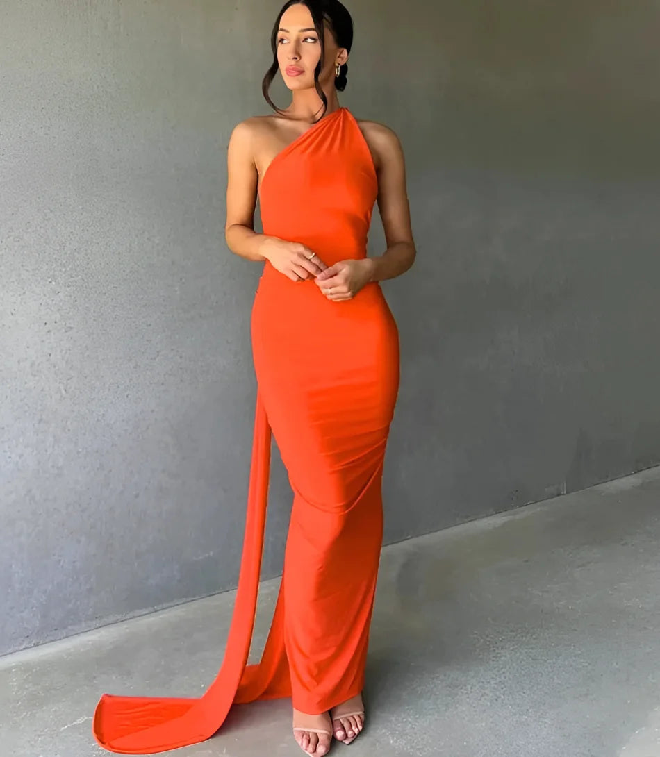 Vestido longo de festa ombro só com fenda e drapeado, elegância para casamentos e formaturas. Disponível na loja Anellimn&nbsp; com caimento impecável.