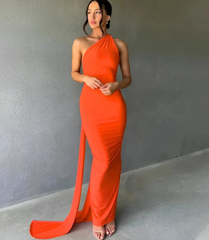 Vestido longo de festa ombro só com fenda e drapeado, elegância para casamentos e formaturas. Disponível na loja Anellimn&nbsp; com caimento impecável.
