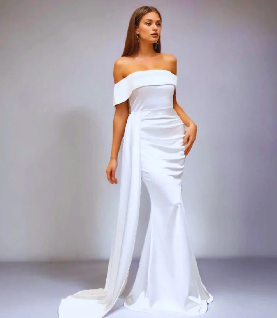 Vestido longo de festa ombro a ombro com calda em cetim, sofisticado e elegante para eventos especiais.