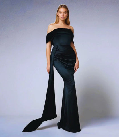 Vestido longo de festa ombro a ombro com calda em cetim, sofisticado e elegante para eventos especiais.