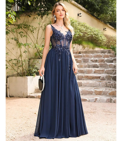 Vestido longo de festa em tule bordado, com transparência sofisticada e bordados florais, disponível na loja Anellimn