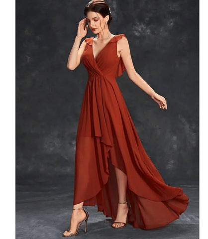 Vestido Longo de Festa com Decote Transpassado e Babados, modelagem fluida e sofisticada.