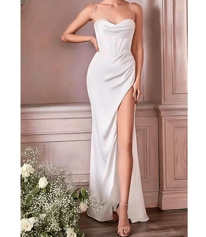 Vestido longo de festa em cetim com fenda lateral, alças finas ajustáveis, e design sofisticado para eventos formais e ocasiões especiais.