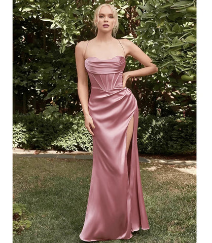 Vestido longo de festa em cetim com fenda lateral, alças finas ajustáveis, e design sofisticado para eventos formais e ocasiões especiais.