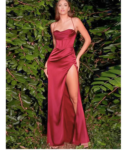 Vestido longo de festa em cetim com fenda lateral, alças finas ajustáveis, e design sofisticado para eventos formais e ocasiões especiais.