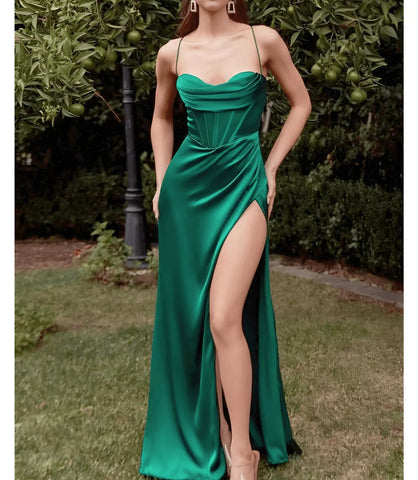 Vestido longo de festa em cetim com fenda lateral, alças finas ajustáveis, e design sofisticado para eventos formais e ocasiões especiais.