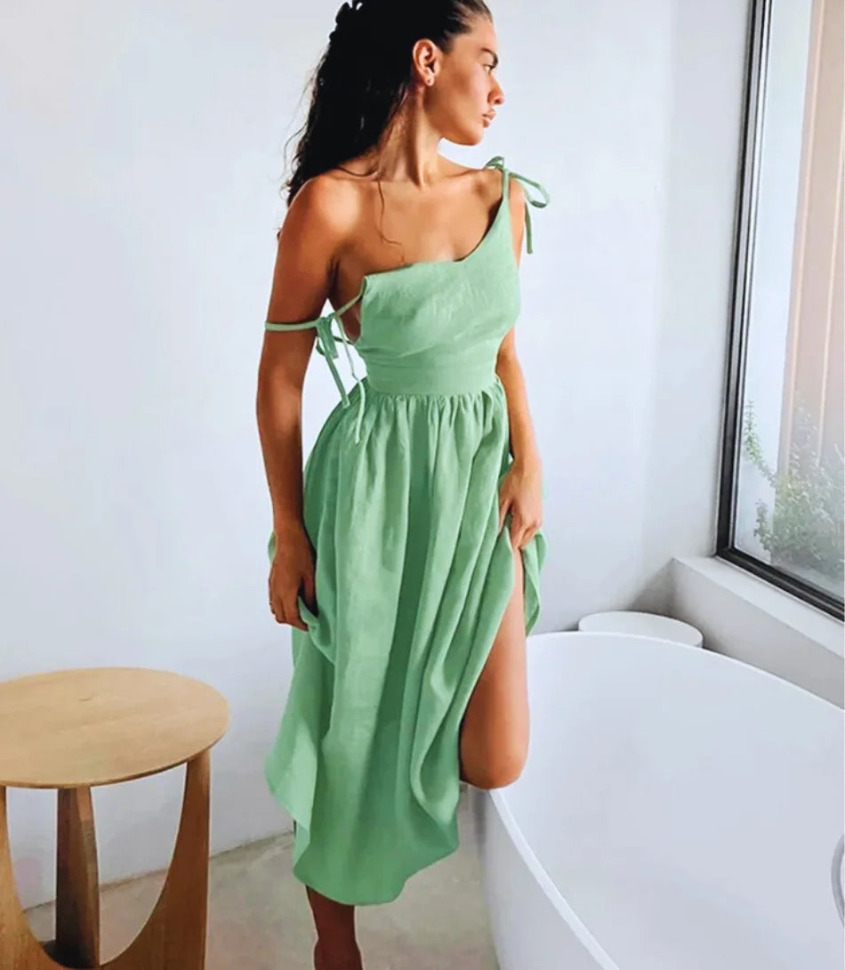 Vestido Linho e algodão leve e respirável Detalhes: Alças ajustáveis, decote reto, corte amplo e fluido Estilo: Boho, ideal para looks casuais e elegantes Comprimento: Longo Ocasiões sugeridas: Praia, eventos ao ar livre, festas diurnas e noturnas
