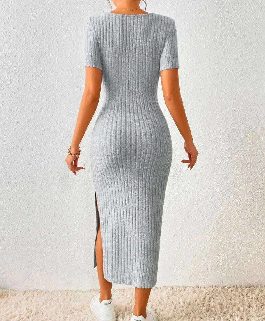 Vestido Tricot Modal Longo Manga Curta com decote quadrado e fenda, ideal para qualquer ocasião.