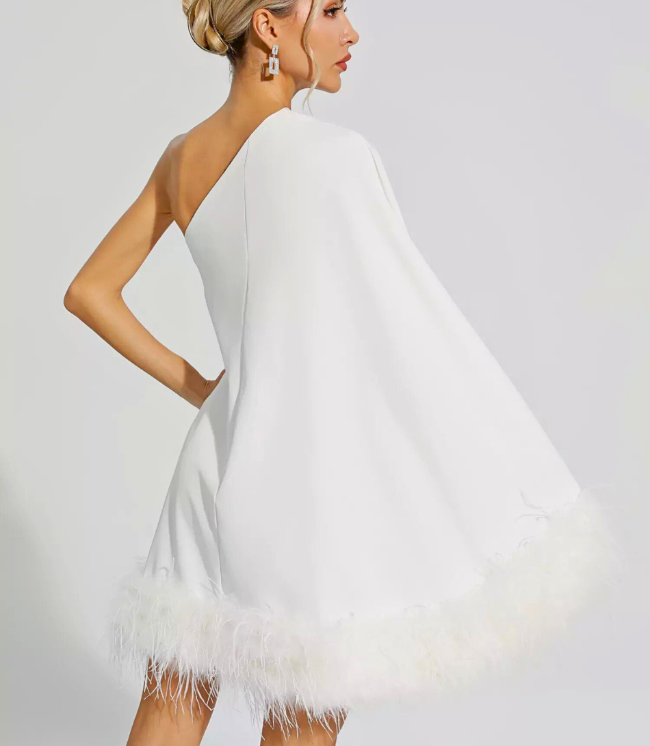 Vestido de Festa Curto com Plumas e Um Ombro Só, design elegante e sofisticado para eventos especiais.