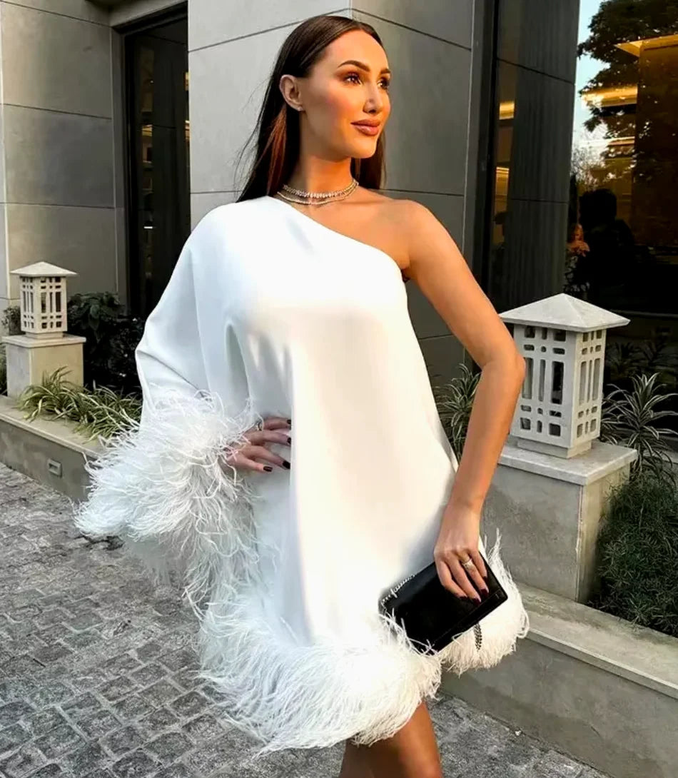 Vestido de Festa Curto com Plumas e Um Ombro Só, design elegante e sofisticado para eventos especiais.