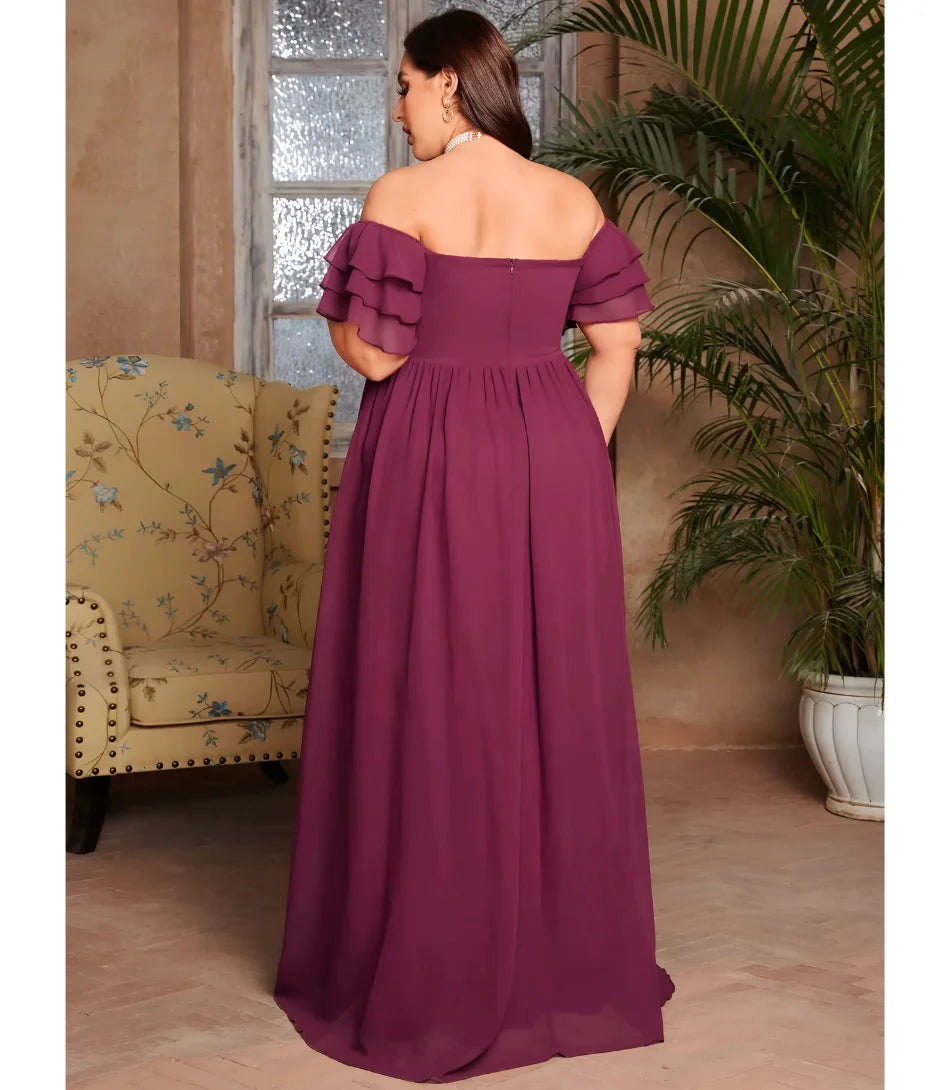 Vestido longo plus size elegante em chiffon, com decote ombro a ombro, babados nas mangas e busto drapeado, perfeito para festas formais. Marsala bordo