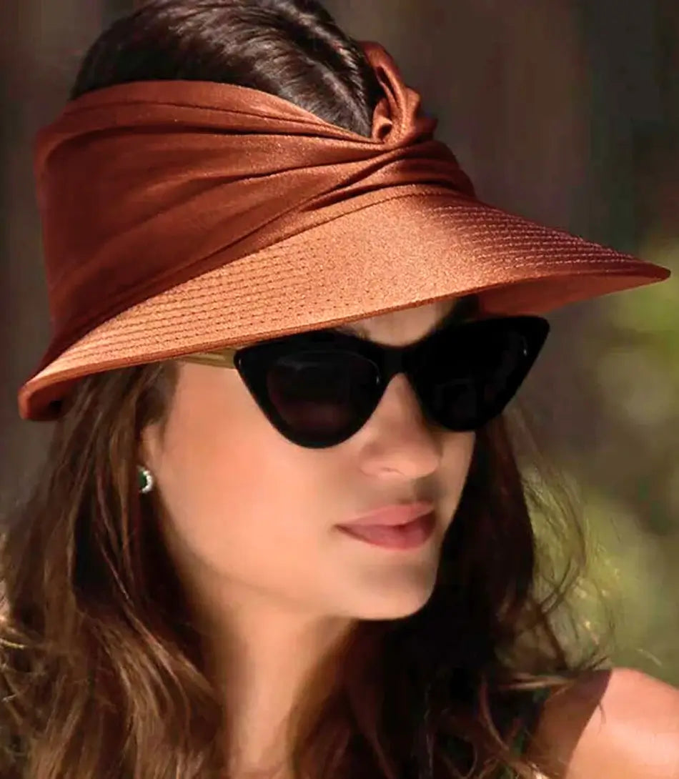 Viseira feminina com proteção solar UV e design turbante ajustável para 56-65 cm, ideal para dias de sol.