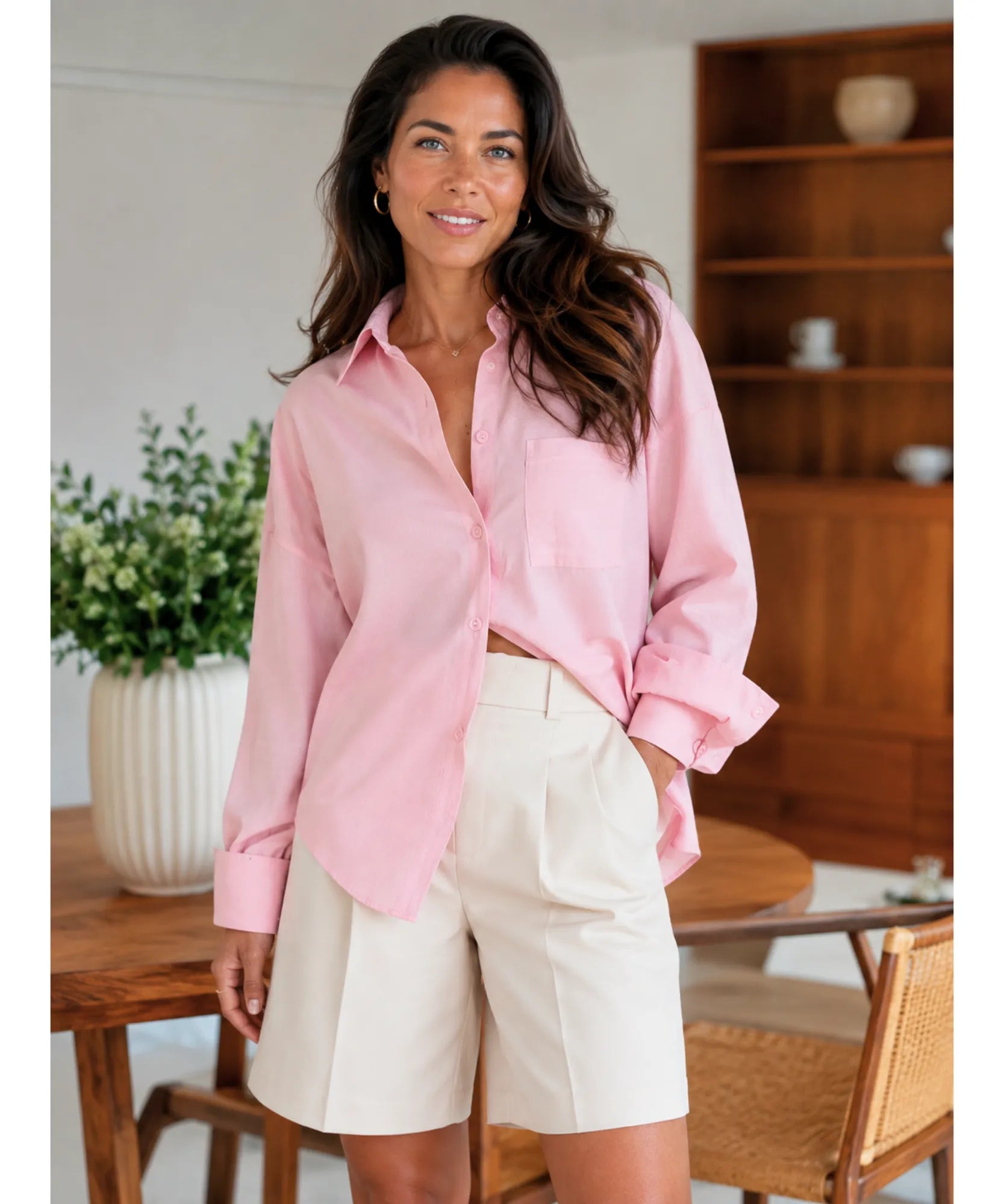 Bermuda social feminina de alfaiataria bege combinada com camisa rosa oversized em look casual chique | Rigel Anellimn