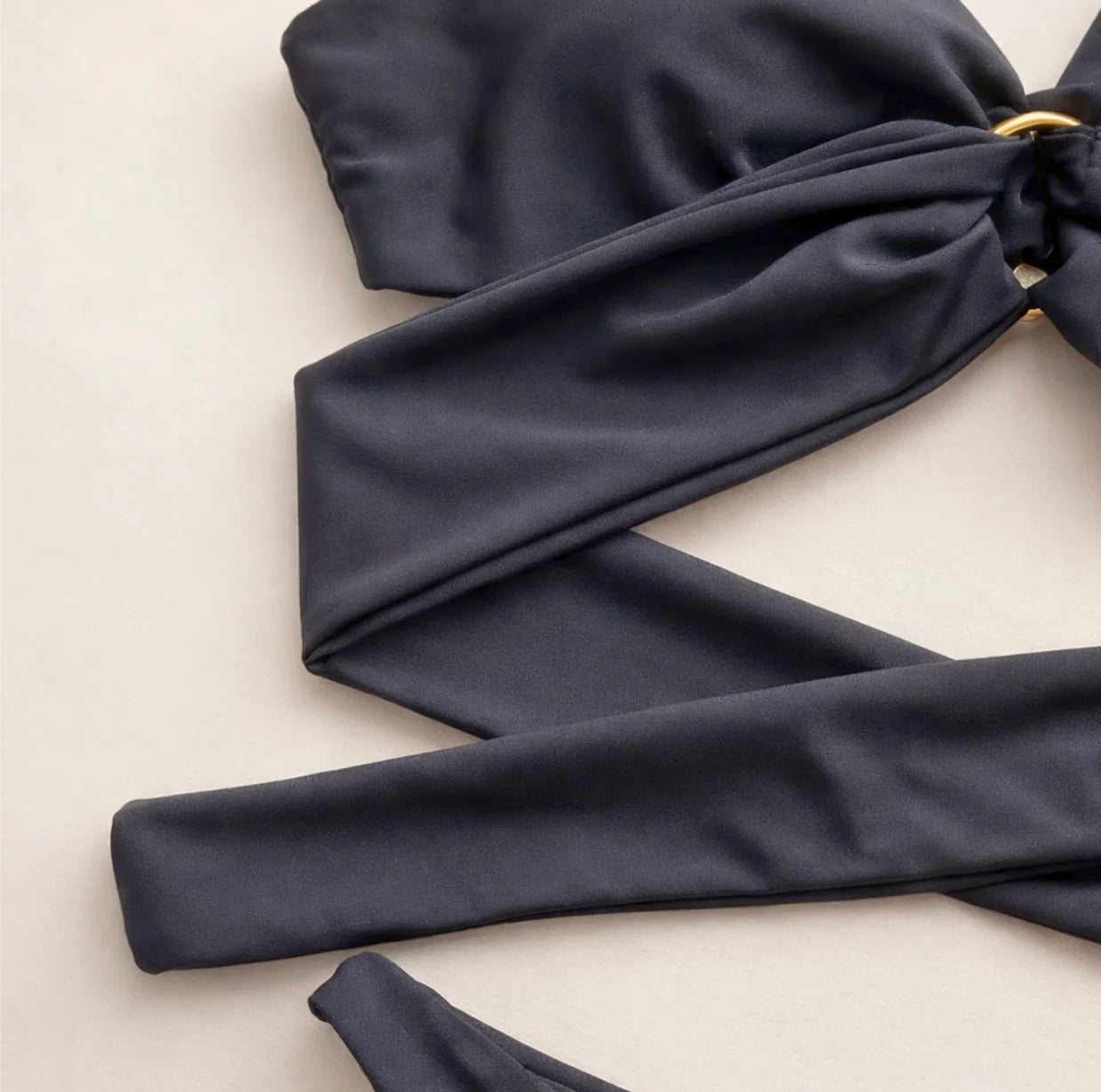 Comprar biquíni feminino com top transpassado alças largas e fivela dourada decote V barato