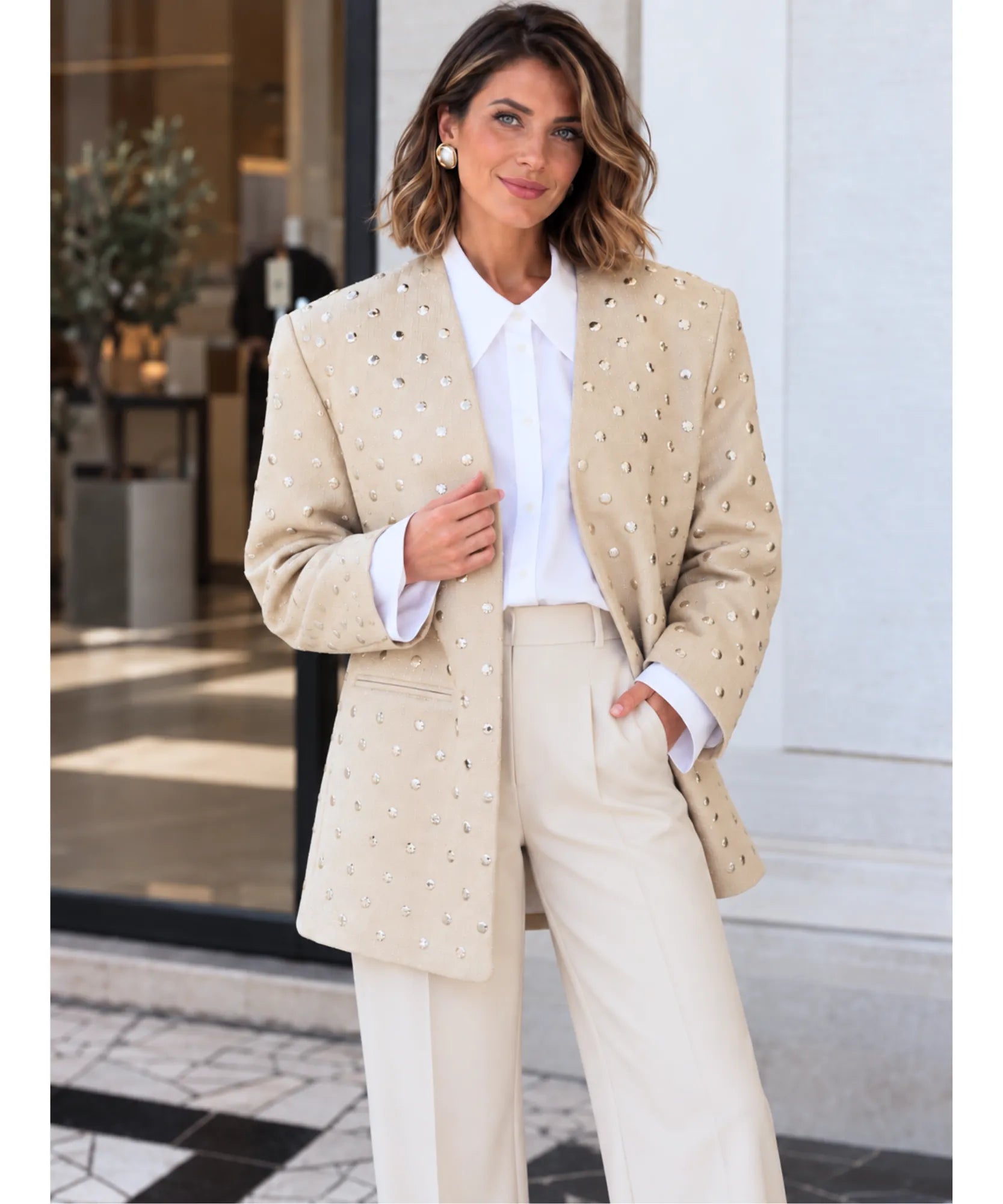 Blazer bege feminino com calça off white, mãos no bolso