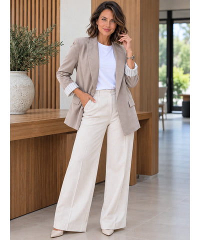 Blazer feminino alfaiataria linho manga 7/8 caqui, corpo inteiro caminhando