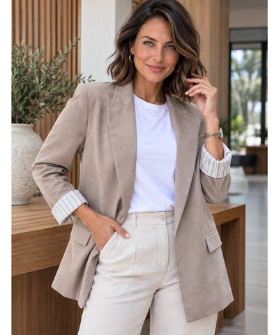 Blazer feminino alfaiataria linho manga 7/8 caqui, vista de frente ao lado do aparador