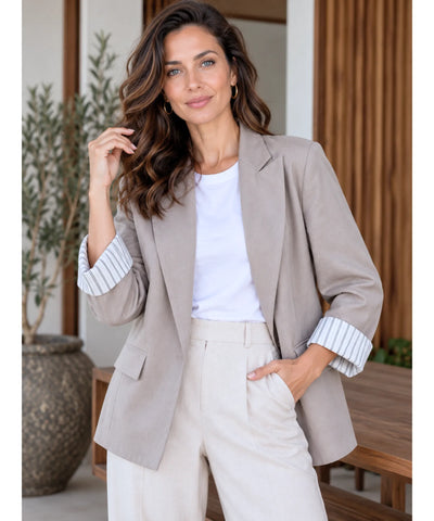 Blazer feminino alfaiataria linho manga 7/8 caqui, vista de frente sorrindo