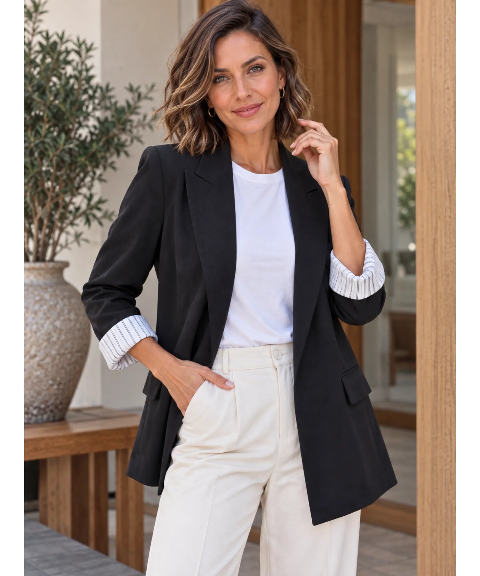 Blazer feminino alfaiataria linho manga 7/8 preto, corpo inteiro com as mãos nos bolsos