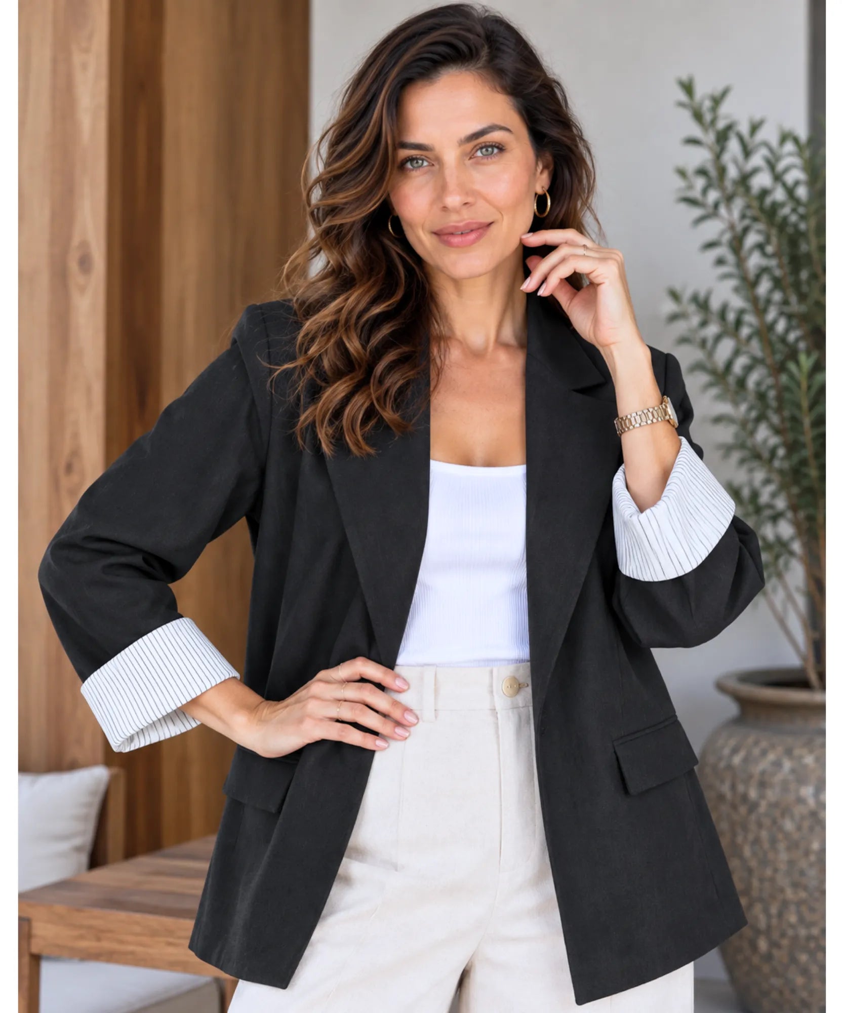 Blazer feminino alfaiataria linho manga 7/8 preto, corpo inteiro com a mão na cintura
